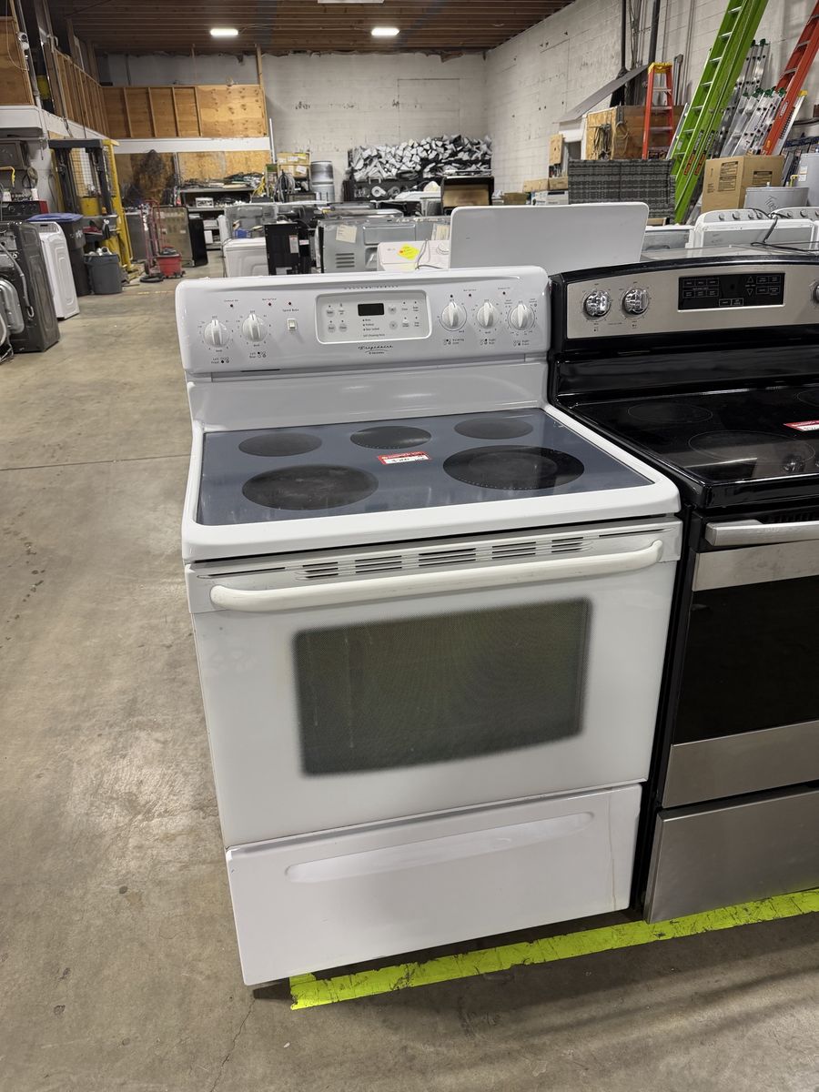 Frigidaire 30" White Electric Range Oven - 4 Burners, Self-Cleaning, Good Condition