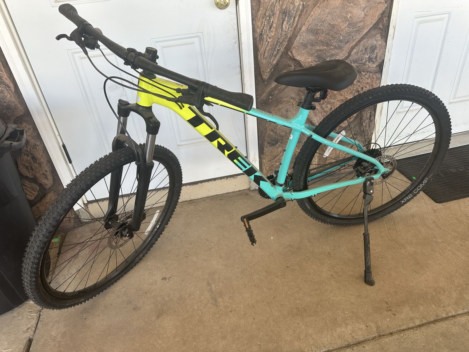 Trek Marlin 5 Mountain Bike - Light Blue/Yellow, Hardtail, Disc Brakes, Kickstand
