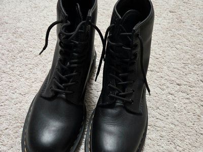 Original Men's Doc Marten Boots Men's U.S. size 11