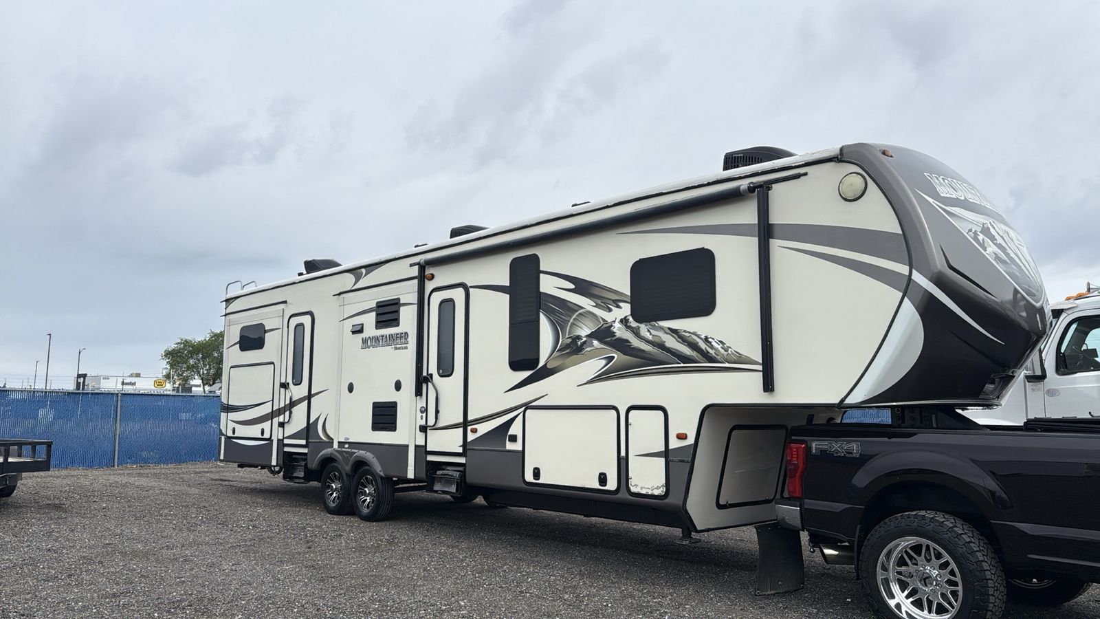 2015 Montana mountaineer 356 tbf