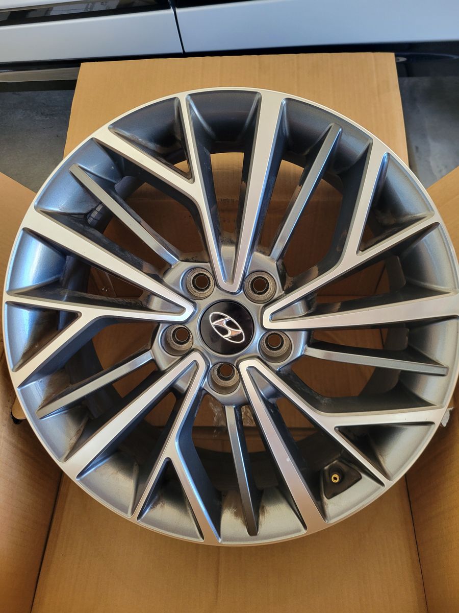 Set OEM Hyundai 18 in wheels bolt pattern 5x114.3 great condition