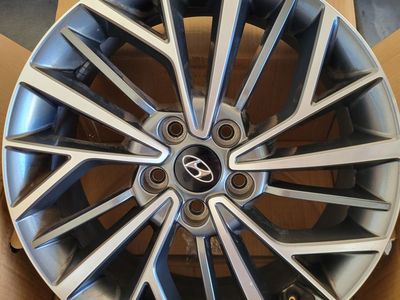 Set OEM Hyundai 18 in wheels bolt pattern 5x114.3 great condition