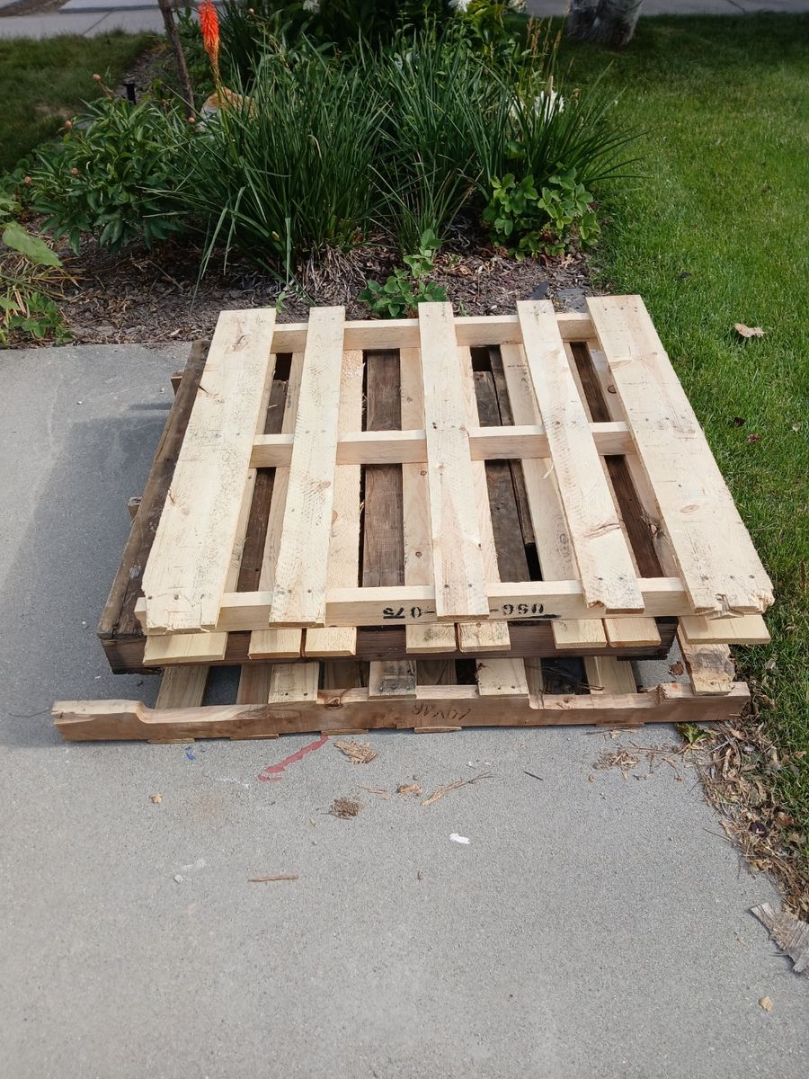 Free Wood Pallets (3)