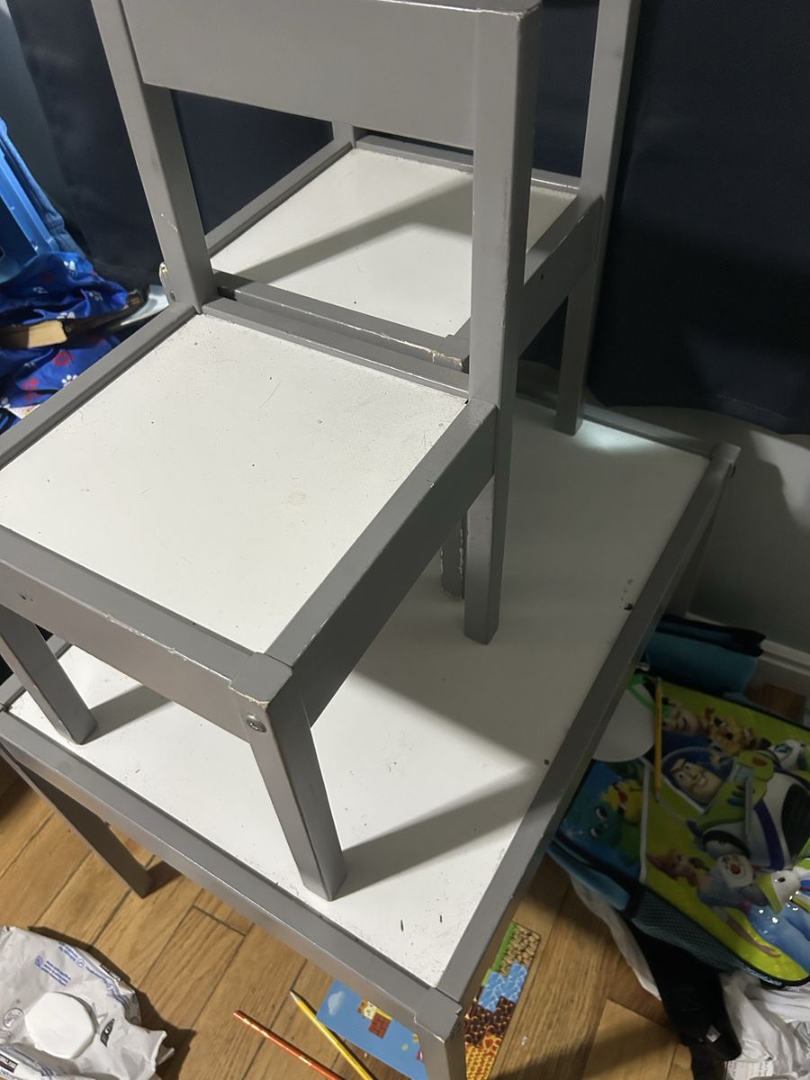 Kid table and chairs