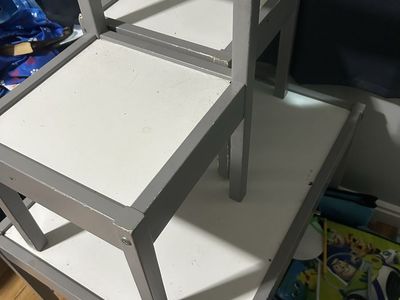 Kid table and chairs