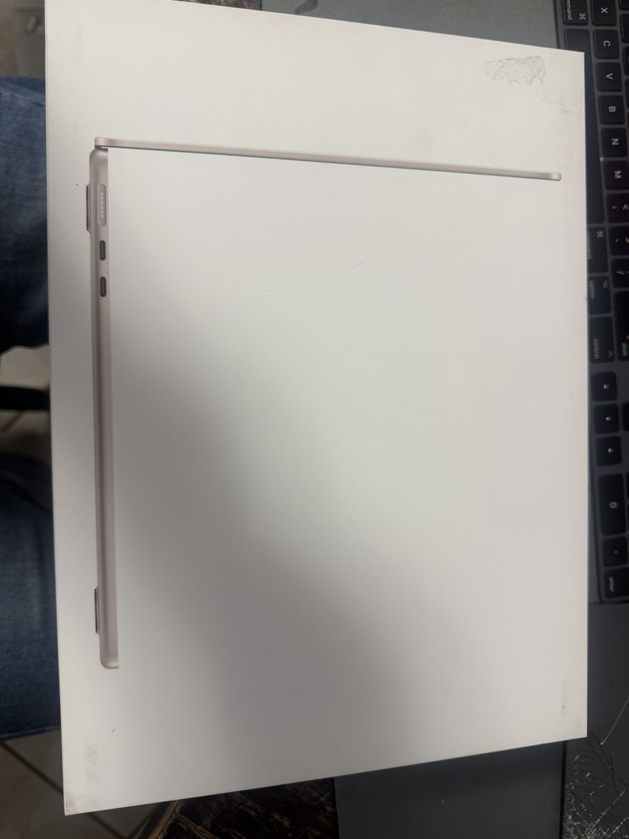 BRAND NEW IN BOX 2025 STARLIGHT M4 13in MACBOOK AIR 16GB RAM 1 YR APPLECARE WARRANTY INCLUDED