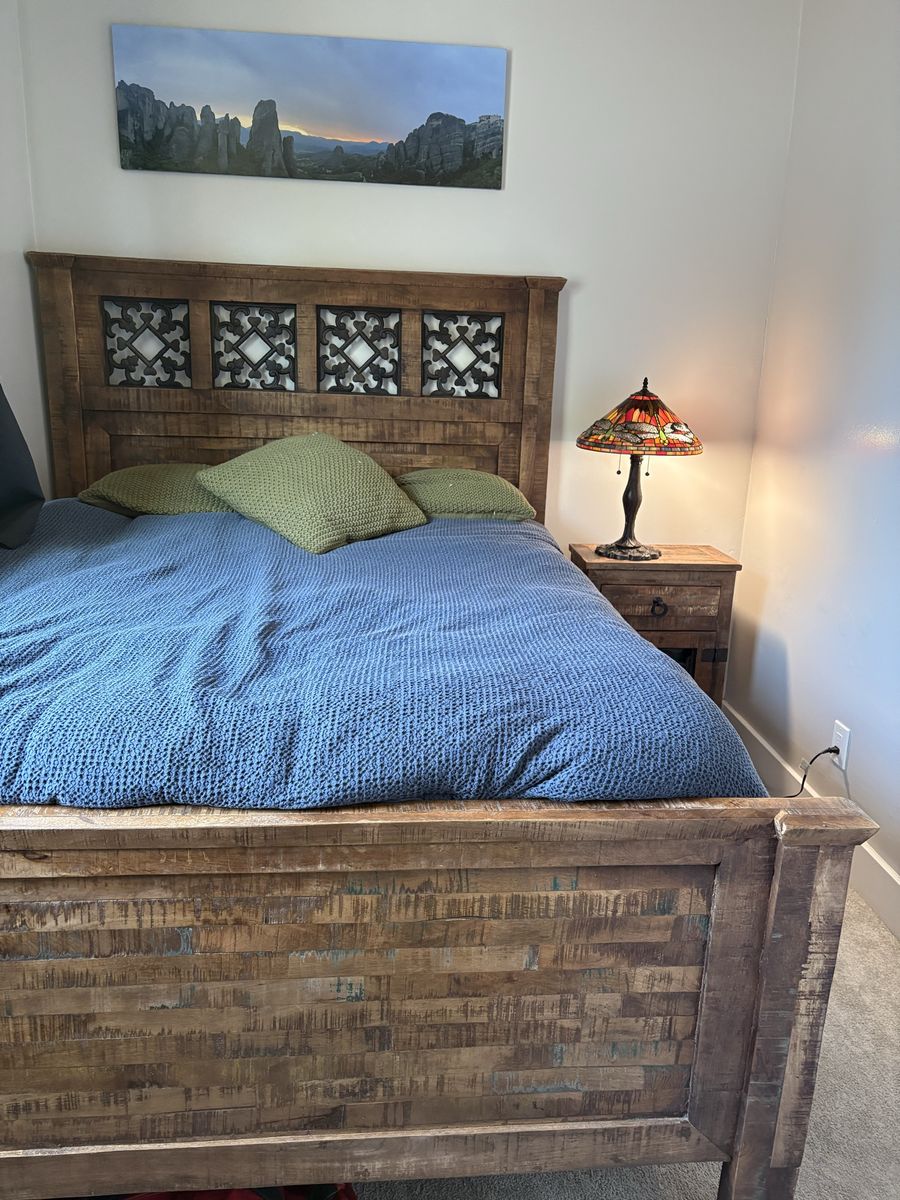 Solid wood Queen Bedroom Furniture Set