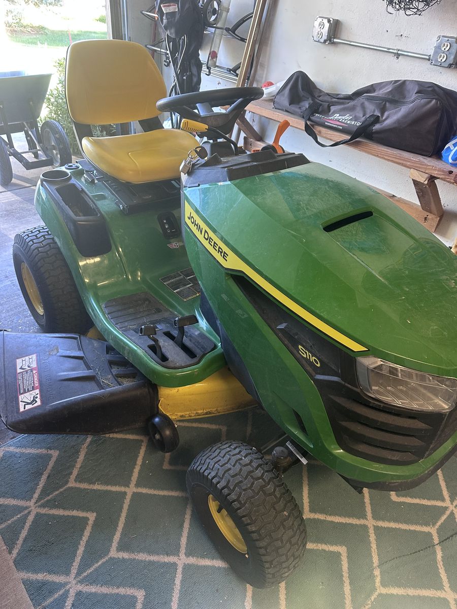 Riding lawn mower JD