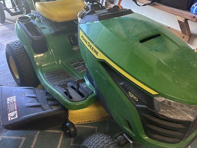 Riding lawn mower JD