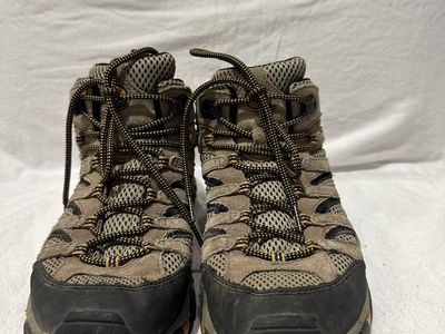 Merrell men’s size 9.5 walnut mid hiking boots