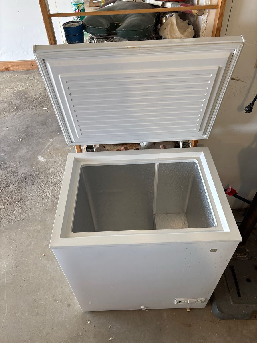 GE Appliances FCM5SUAWW 5.0 cu ft Chest Freezer - White