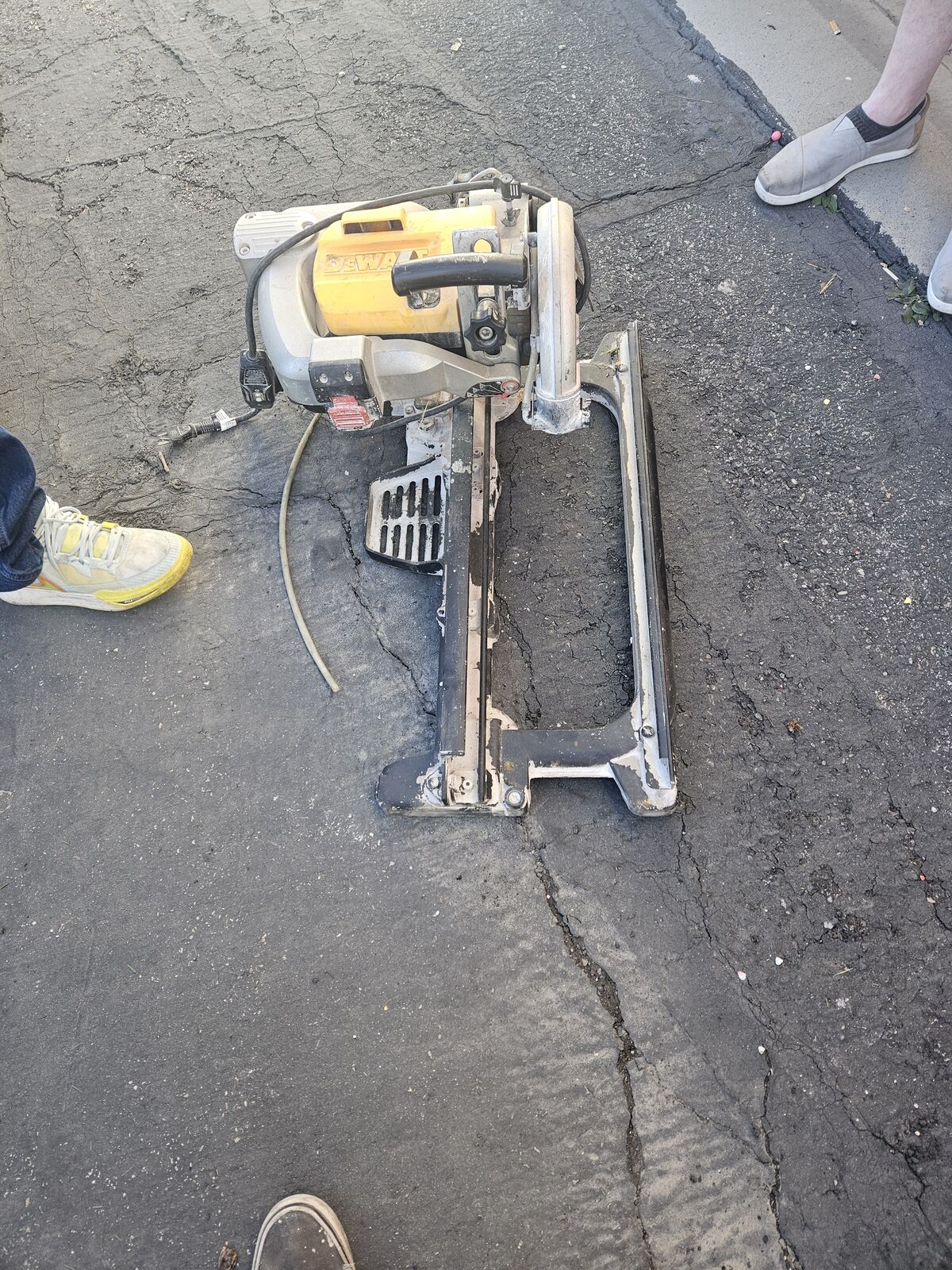 Dealt tile saw