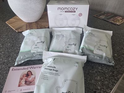 Brand New Never Opened MomCozy Breast Milk Pumps M5 w/400 bags 8oz