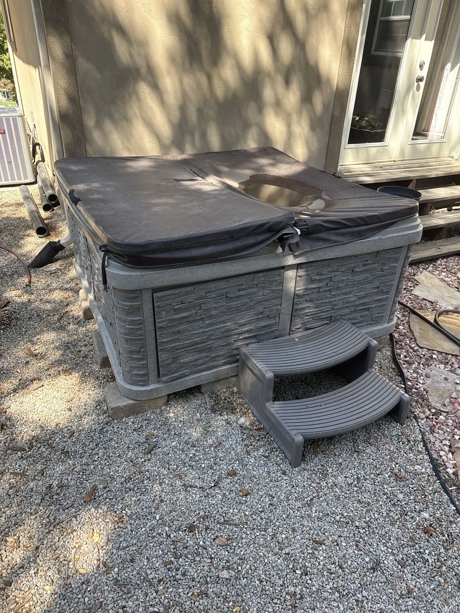 Strong Spas 74"x74" Hot Tub - Runs, No Leaks, Breaker Issue - Gray Stone Finish