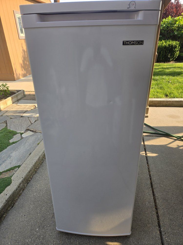 Thomson TFRF690 6.5 cu ft Upright Freezer - White, Excellent Condition