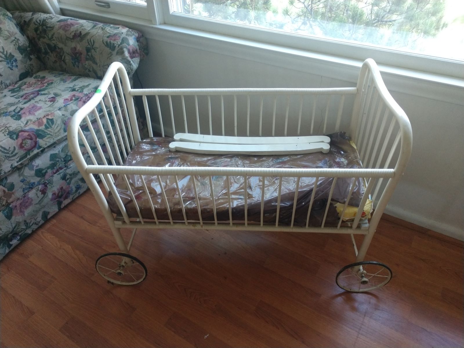Antique Bassinet / Crib