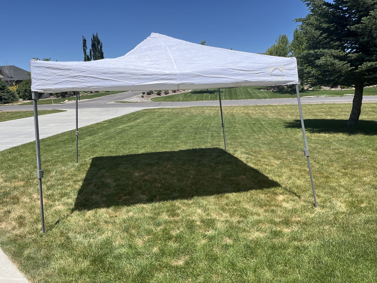 Folding canopy 10‘ x 10‘