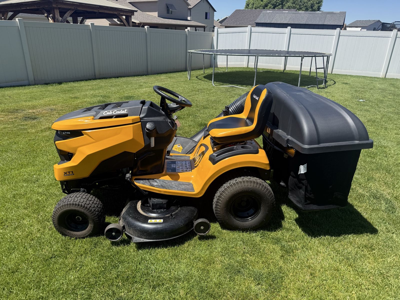 Cub Cadet XT1LT46 Riding lawnmower w/ 3Bagger (new)