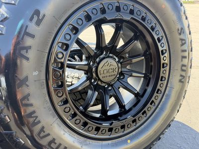 17” Lock Trail 6 Lug 6x5.5 | 6x139.7 33” Sailun A/T 285/70R17
