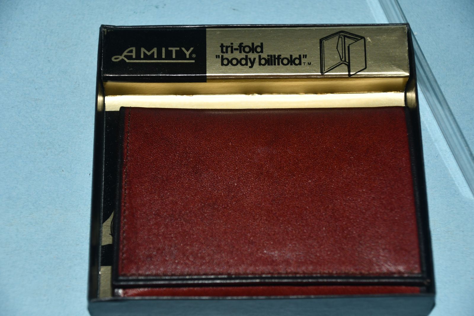 NIB MEN'S VINTAGE "AMITY" TRI FOLD WALLET ~ DARK BROWN ~ $5