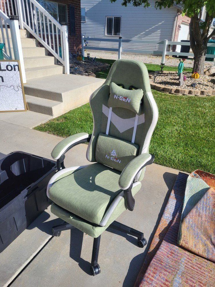 Nex Gen. Gaming Chair w/Lumbar 
Footrest 
Qty-1