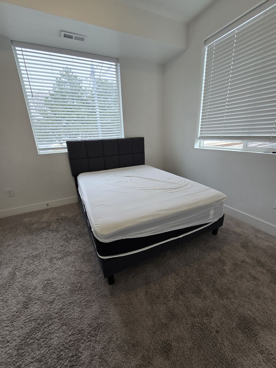 Full Bed w/ Mattress