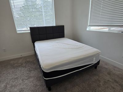 Full Bed w/ Mattress
