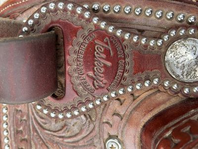 Teskeys rope saddle. Very heavy built. Has a genuine alagater seat. Awesome comfortable saddle 15 in. Rope ready.
