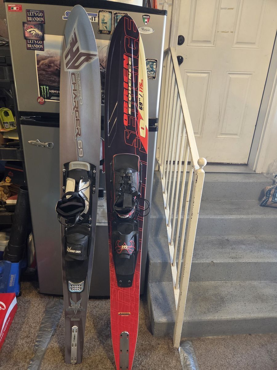 2 slalom water skis