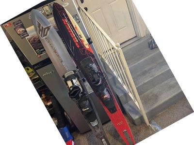 2 slalom water skis