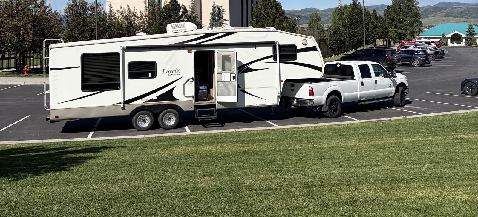 2005 Laredo 5th Wheel 29RL