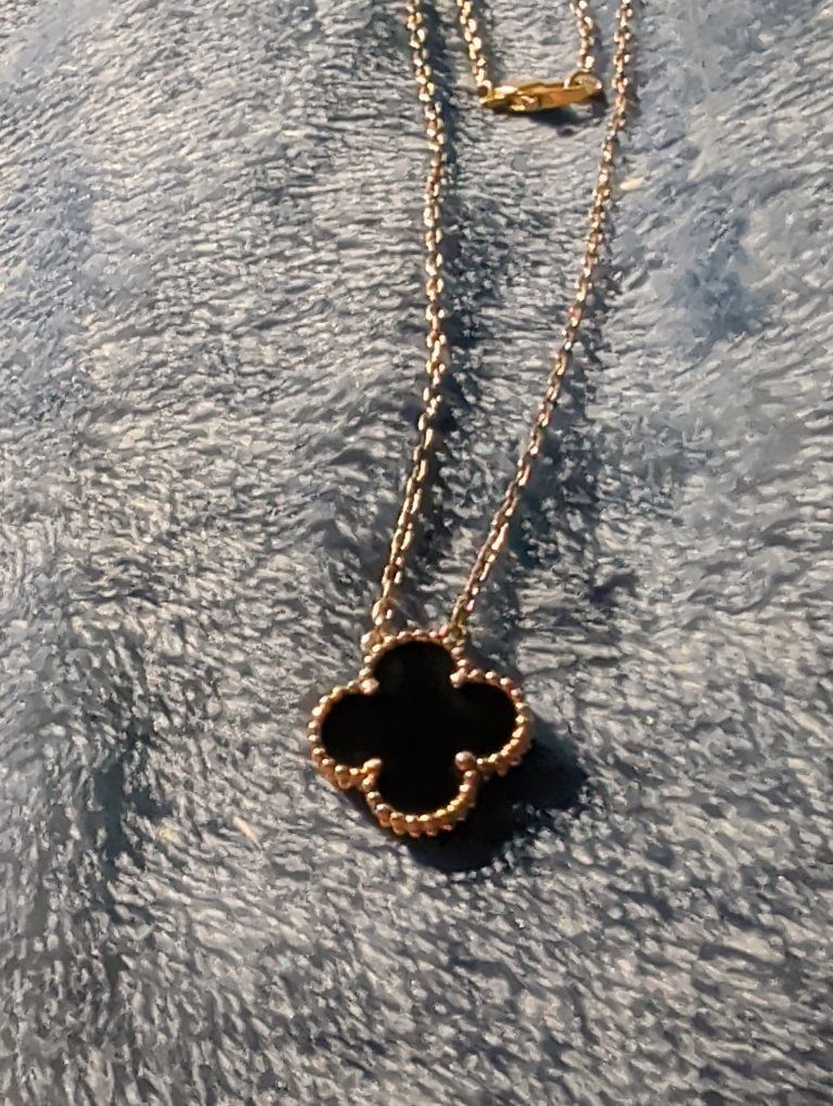 yellow gold Van Cleef &arpels vintage black Alhambra mother of pearl  black clover necklace