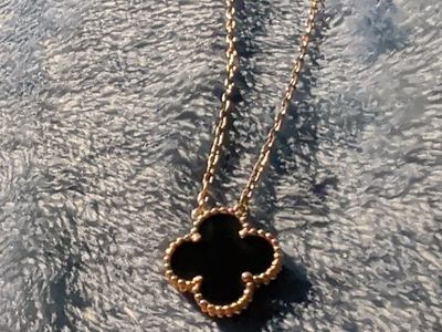 yellow gold Van Cleef &arpels vintage black Alhambra mother of pearl black clover necklace