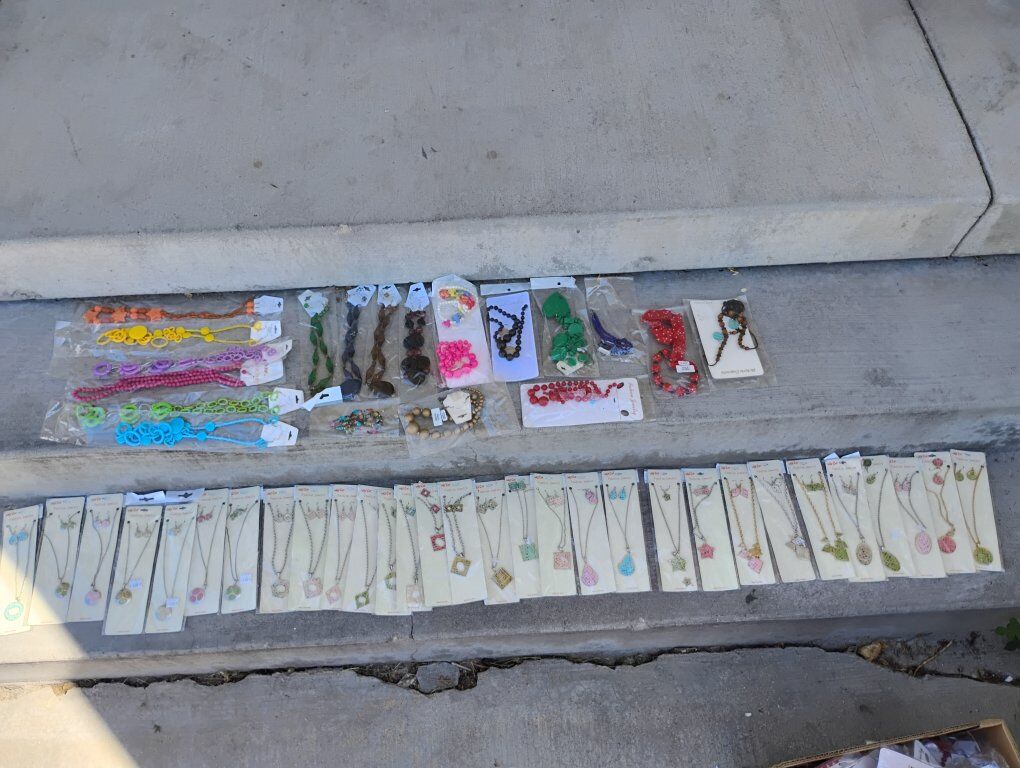 Bulk Necklaces Collection Costume Jewelry Party Favors Birthdays Dress-Up