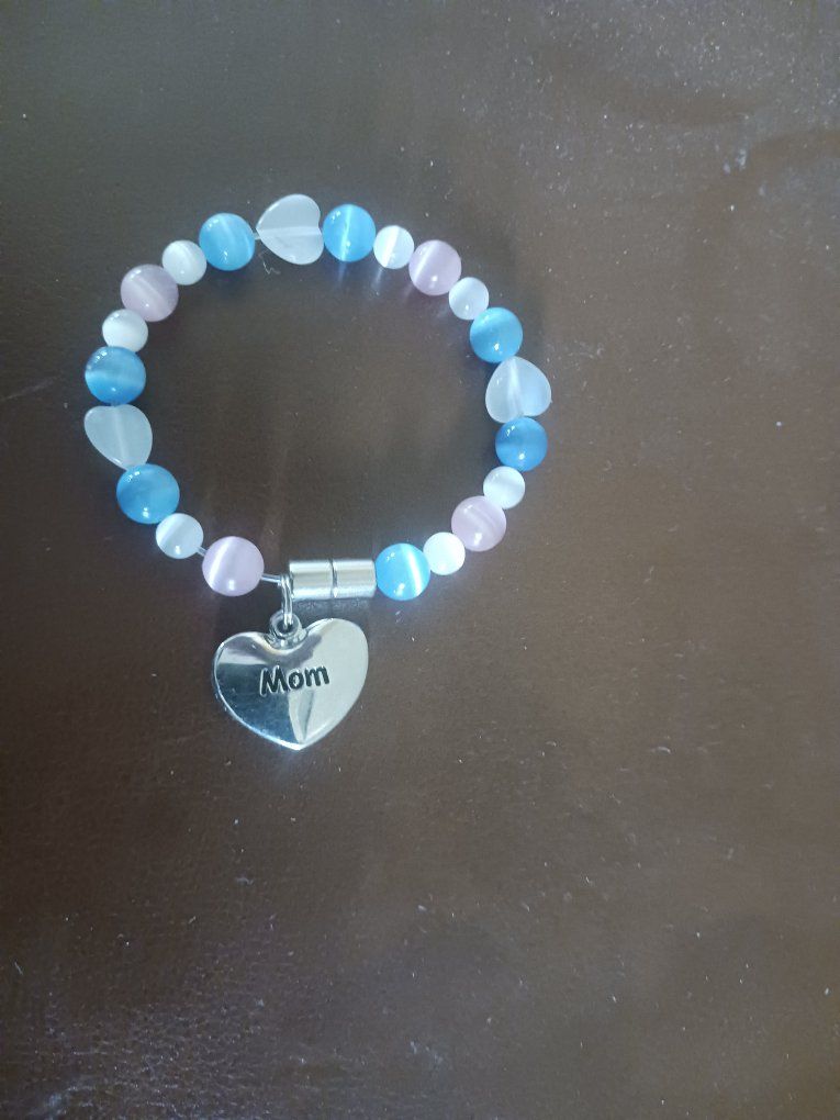 Beaded bracelet with heart pendant that says Mom