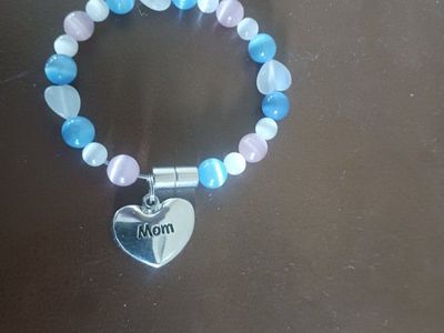 Beaded bracelet with heart pendant that says Mom