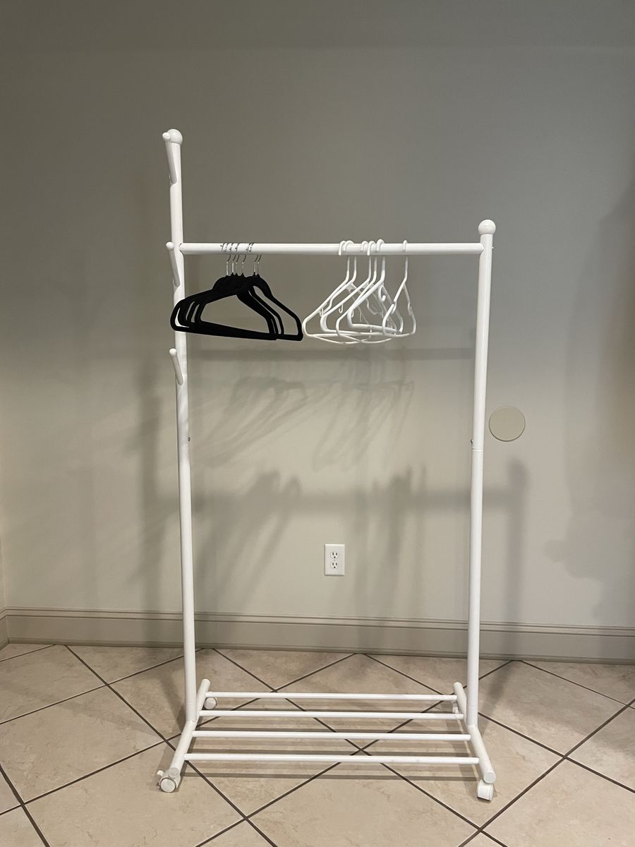 Clothes hanging rack
