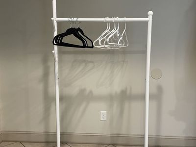 Clothes hanging rack
