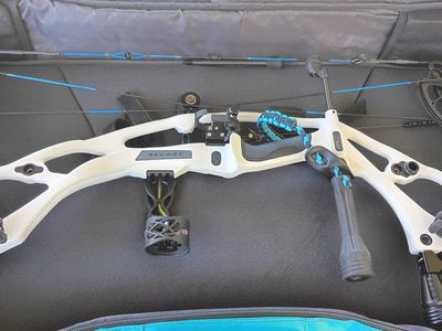 Hoyt Carbon RX-7 Ultra Compound Bow - White Riser, Black Limbs, Hamskea Rest, Epsilon Stabilizer