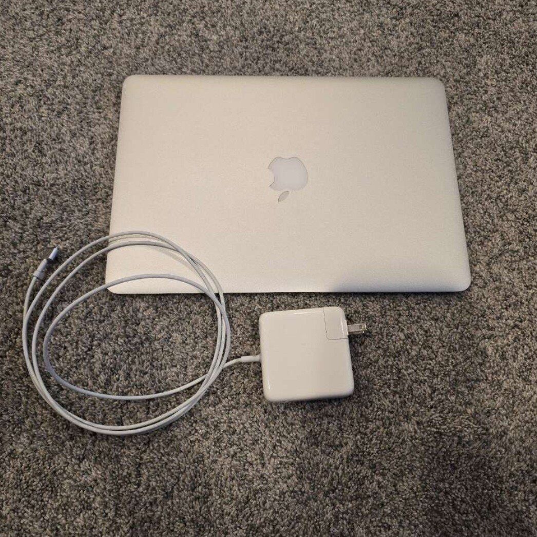i5 Macbook Air 2015 13 inch
i5 8 GB Ram