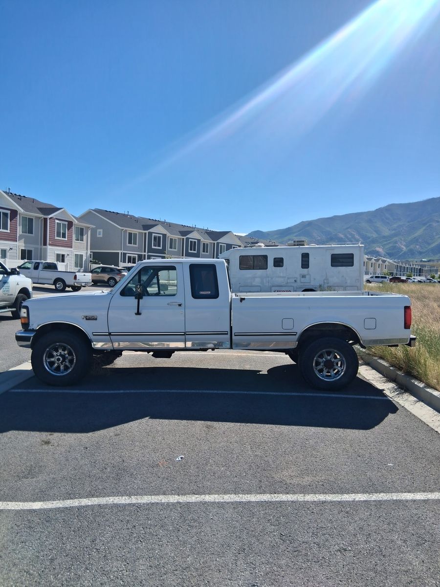 1996 f250 4x4 truck can be use for parts or fix it up has electric problems drain battery and transmission issues