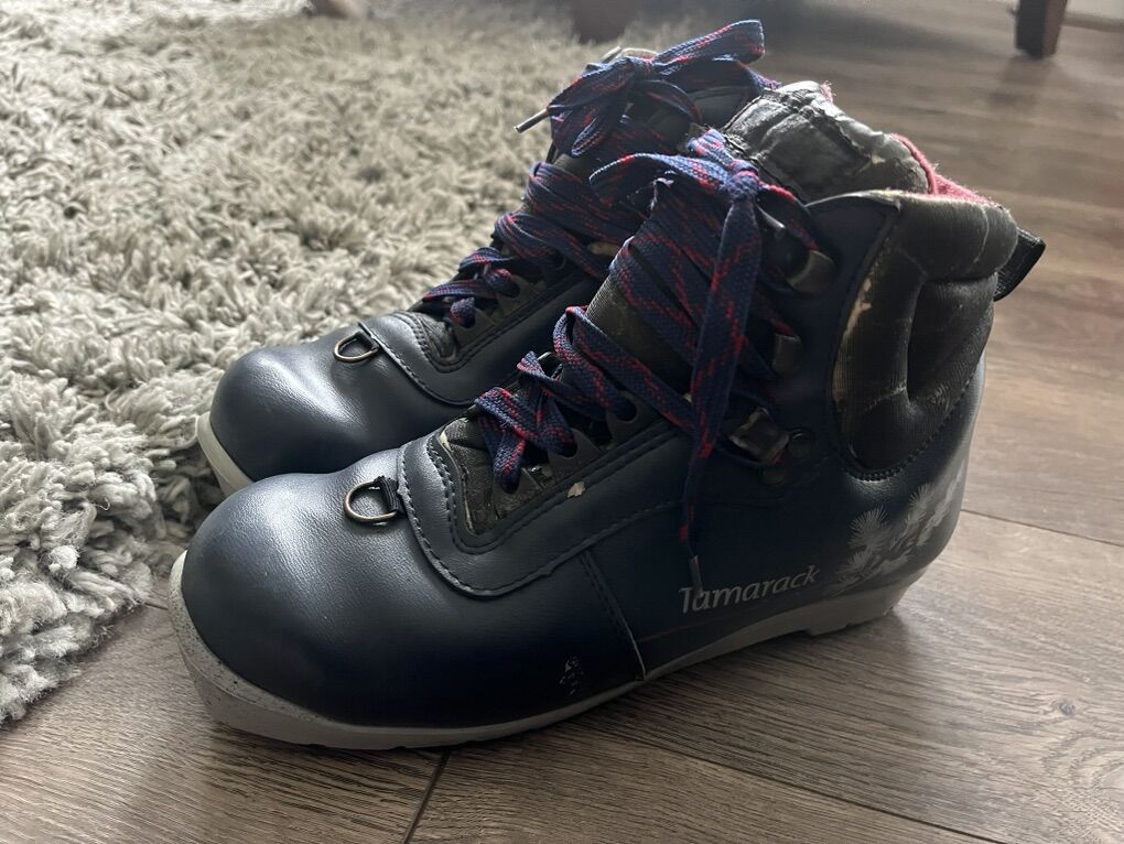 Tamarak Cross Country Ski Boots Size 38 Or Women 7