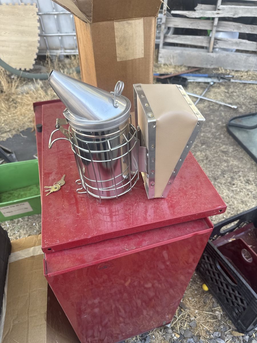 Dadant & Sons Stainless Steel Bee Hive Smoker with Heat Shield and Bellows