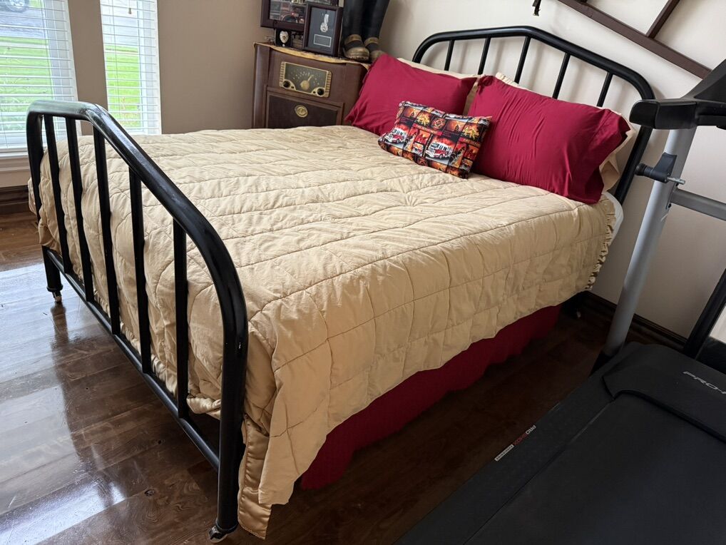 Antique Curved Metal Bed Full Sized With Mattress