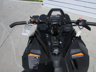 2025 Ski-Doo Summit® Adrenaline® with Edge Package 850 E-TEC 146 SS H_Alt Powder 2.5_Bla