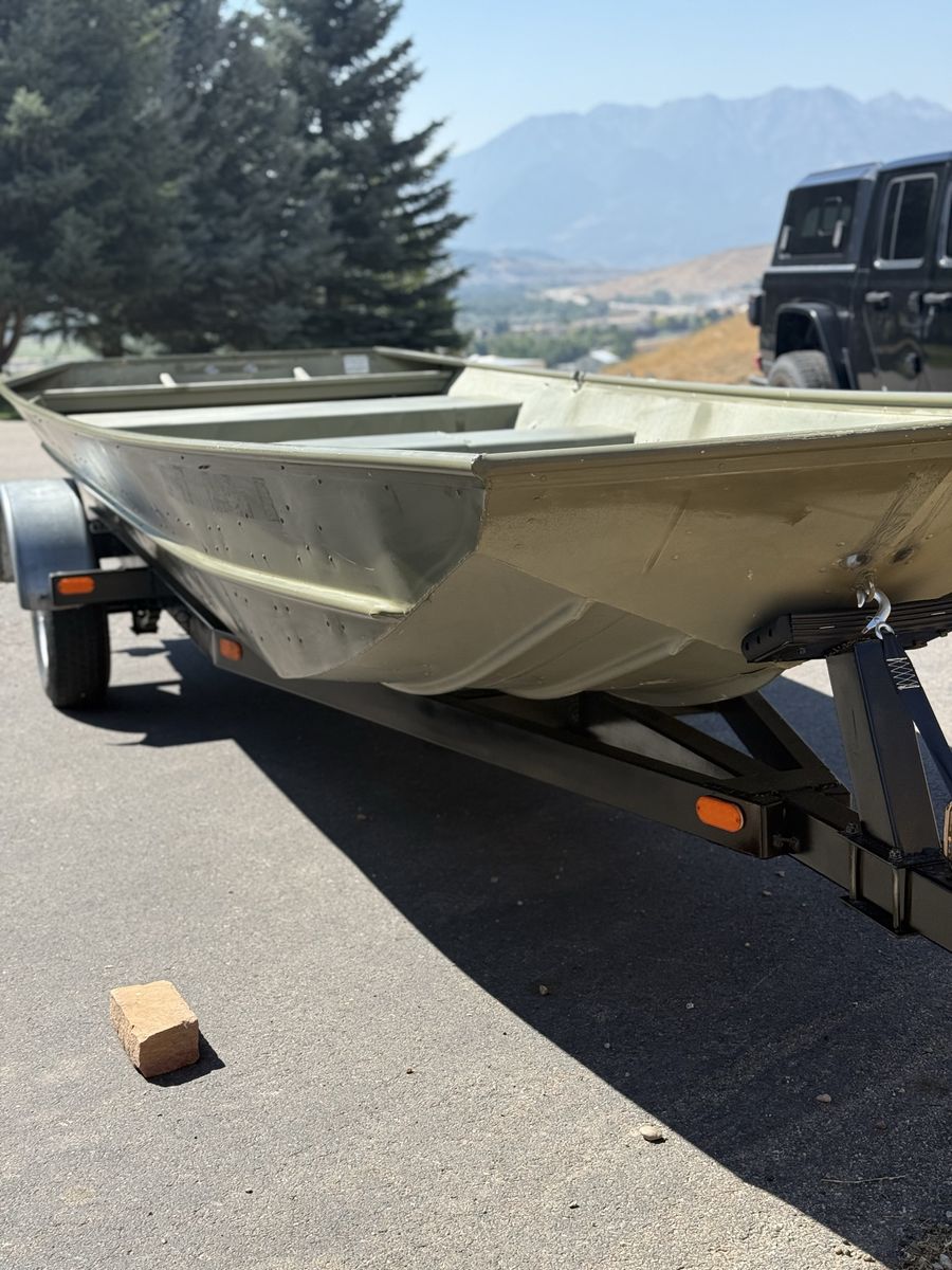 18x52 crestliner duck / fishing Jon boat