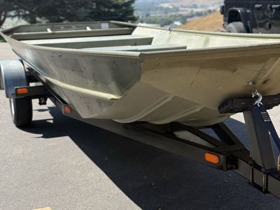 18x52 crestliner duck / fishing Jon boat