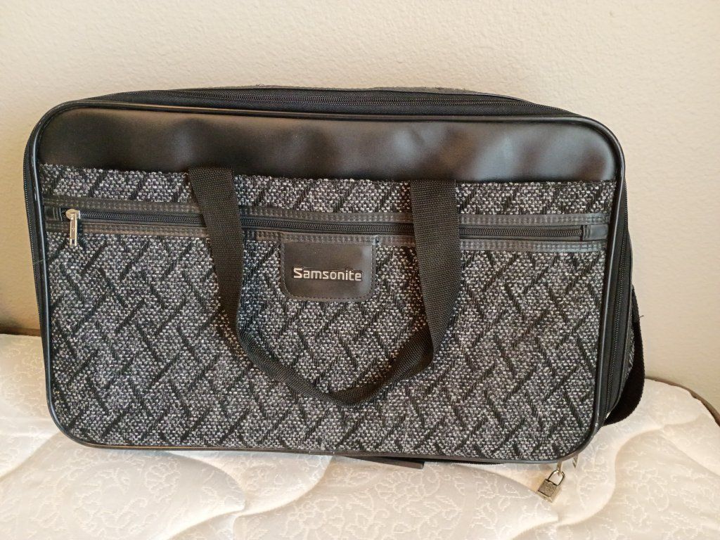 Shoulder/Carry on bag w/large zipper side pocket