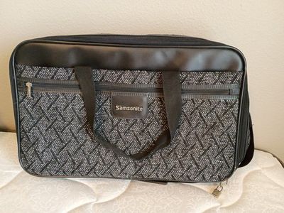 Shoulder/Carry on bag w/large zipper side pocket