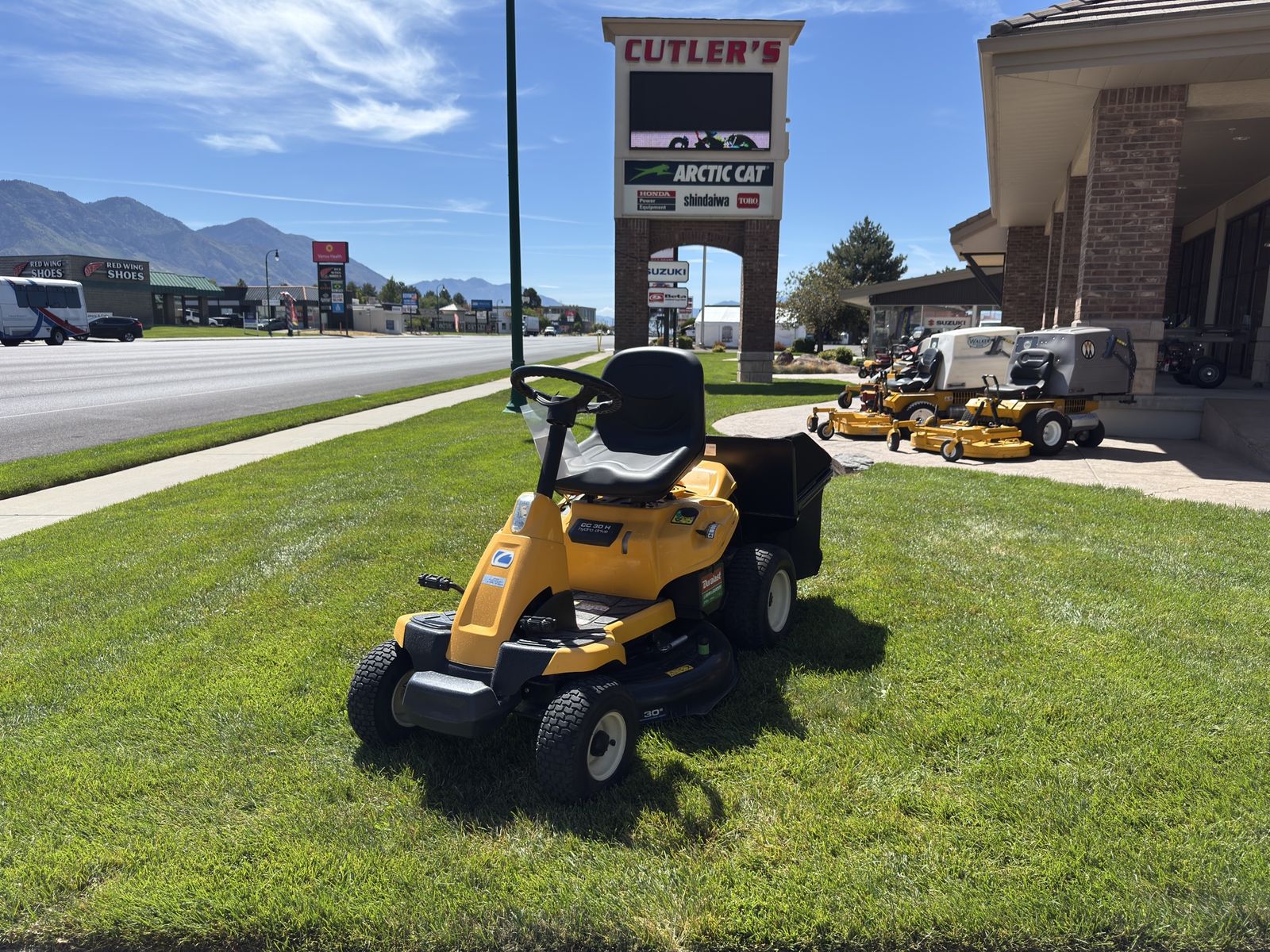 USED Cub Cadet CC 30H Ride-On Lawn Mower with Bagger